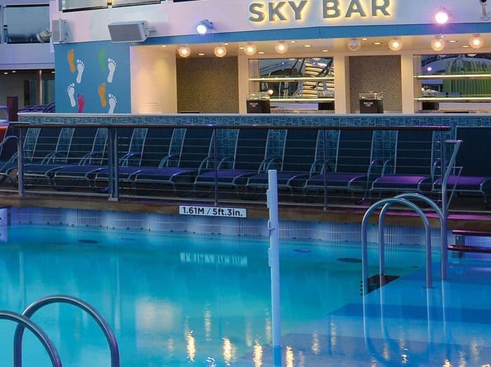 Royal Caribbean International Jewel of the Seas Accommodation Exterior Pool Bar.jpg